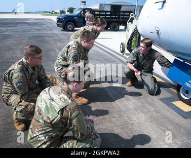 LT. Col. Bill Palmatier, Leiter der Operationen des 859. Special Operations Squadron, diskutiert die C-146A-Mission mit einer Gruppe von Kadetten des Junior Reserve Officer Training Corps der Baker High School im Duke Field, Florida, 15. Juni 2021. Der 859. SOS lud die Kadetten zur Basis für eine Einführung in das Luftfahrtkarriererfeld ein. Stockfoto