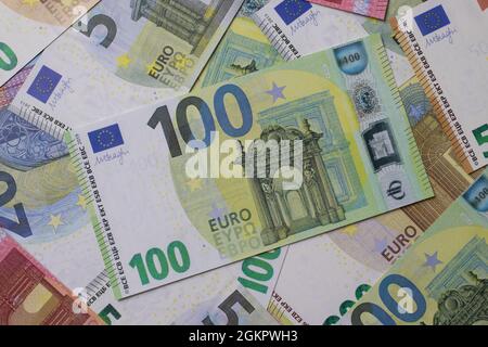 Nahaufnahme der Euro-Banknoten mit Fokus auf einer 100-Euro-Banknote Stockfoto