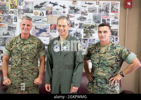 Major General Christopher J. Mahoney, der Kommandierende General des 3. Marine Aircraft Wing; US Air Force General Kenneth S. Wilsbach, der Kommandeur der US Pacific Air Forces, der Kommandeur der Air Component des US Indo-Pacific Command und Executive Director des Pacific Air Combat Operations Staff, Joint Base Pearl Harbor, Hawaii; Und Col. Charles B. Dockery, der Kommandant der Marine Corps Air Station Miramar, posiert für ein Foto auf dem Basisgebäude auf MCAS Miramar, San Diego, Kalifornien, 15. Juni 2021. Wilsbach flog vom und zum MCAS Miramar, dem ersten Flugplatz des Marine Corps Stockfoto