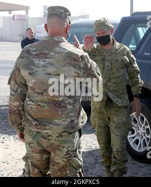 Der australische General Chris Field, rechts, stellvertretender Generalkommandant, Operations, United States Army Central, wird vom Kommandanten der Task Force Phoenix, Oberst Alan Gronewold, bei einem Besuch im Camp Buehring, Kuwait, begrüßt. Stockfoto