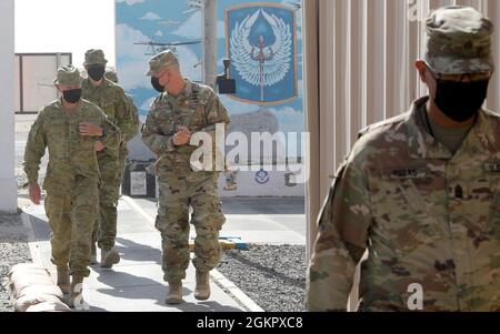 Der australische General Chris Field, links, stellvertretender Generalkommandant, Operations, United States Army Central, spricht mit dem Kommandanten der Task Force Phoenix, Oberst Alan Gronewold, während eines Besuchs im Lager Buehring, Kuwait. Stockfoto