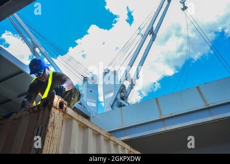 Boatswain's Mate 3rd Class Michael Nieves aus Miami wickelt einen Container als Teil des Navy Cargo Handling Battalion FIVE Surface Cargo Operation Training auf dem Landschifftrainingsgelände der Navy Expeditionary Logistics Support Group (NAVELSG) ab, Juni 16. NAVELSG befindet sich im Naval Weapons Station Yorktown-Cheatham Annex in Williamsburg, Virginia, und bietet Expeditions-Logistikkapazitäten für die Marine und gemeinsame Dienste. Stockfoto