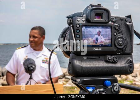 210616-N-GF955-1134 MARINESTÜTZPUNKT MAYPORT, Florida (16. Juni 2021) Cmdr. Raymond Crosby, Kommandant des Littoral Combat Ship USS Little Rock's (LCS 9), beantwortet Fragen während eines virtuellen, live ausgestrahlten Q&A-Videogesprächs auf der Naval Station Mayport, Florida, mit den Bürgern von Buffalo, New York, für die Navy Week Buffalo. USS Little Rock (LCS 9) wurde am 16. Dezember 2017 in Buffalo, New York, in Betrieb genommen, nur 50 Meter von seinem Namensvetter, der ehemaligen USS Little Rock (CL 92), im Buffalo & Erie County Naval and Military Park entfernt. Es ist das zweite Schiff der US-Marine, das den Namen der Hauptstadt Arkansas trägt Stockfoto