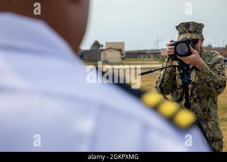 210616-N-GF955-1066 MARINESTÜTZPUNKT MAYPORT, Florida (16. Juni 2021) Mass Communication Specialist 2nd Class Anderson W. Branch filmt Seeleute, die dem Littoral Combat Ship USS Little Rock (LCS 9) mit Freiheitsvariante zugewiesen wurden, während sie an einem virtuellen, live ausgestrahlten Q&A-Videoanruf auf der Marinestation Mayport, Florida, mit Bürgern von Buffalo, N.Y., teilnehmen. Für den Buffalo der Navy Week. USS Little Rock (LCS 9) wurde am 16. Dezember 2017 in Buffalo, New York, in Betrieb genommen, nur 50 Meter von seinem Namensvetter, der ehemaligen USS Little Rock (CL 92), im Buffalo & Erie County Naval and Military Park entfernt. Es ist das zweite US-Navy-Schiff zu sein Stockfoto