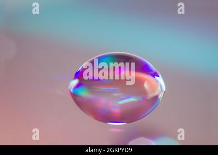 Nahaufnahme von bunten Wassertropfen auf einer CD, DVD Stockfoto