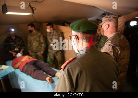 Der marokkanische General Belkhir El Farouk, Kommandeur der Royal Moroccan Armees Southern Zone, der US Army Maj. Michael Turley, Adjutant General Utah National Guard, erfahren mehr über die humanitäre Zivilhilfe während eines Schlüsselanführers-Engagements als Teil des African Lion 2021 16. Juni 2021, Im Militärmedizinischen Chirurgischen Feldkrankenhaus in Tafraoute, Marokko. African Lion 2021 ist die größte, führende, gemeinsame, jährliche Übung des US-Afrikanischen Kommandos, die vom 7-18. Bis 22. Juni von Marokko, Tunesien und Senegal veranstaltet wird. Mehr als 7,000 Teilnehmer aus neun Nationen und der NATO trainieren gemeinsam mit dem Fokus auf die Verbesserung des Readins Stockfoto