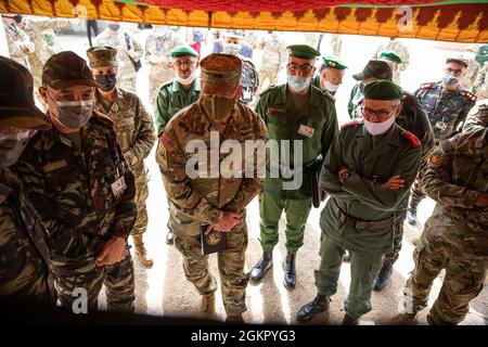 Der marokkanische General Belkhir El Farouk, Kommandeur der Royal Moroccan Armees Southern Zone, der US Army Maj. Michael Turley, Adjutant General Utah National Guard, erfahren mehr über die humanitäre Zivilhilfe während eines Schlüsselanführers-Engagements als Teil des African Lion 2021 16. Juni 2021, Im Militärmedizinischen Chirurgischen Feldkrankenhaus in Tafraoute, Marokko. African Lion 2021 ist die größte, führende, gemeinsame, jährliche Übung des US-Afrikanischen Kommandos, die vom 7-18. Bis 22. Juni von Marokko, Tunesien und Senegal veranstaltet wird. Mehr als 7,000 Teilnehmer aus neun Nationen und der NATO trainieren gemeinsam mit dem Fokus auf die Verbesserung des Readins Stockfoto