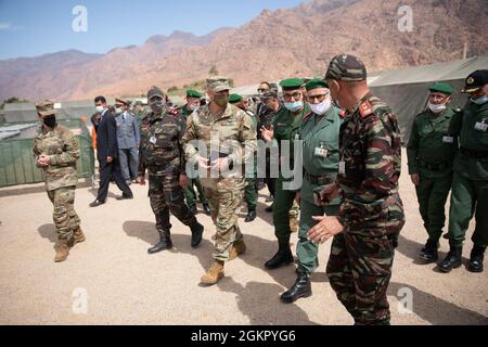 Der marokkanische General Belkhir El Farouk, Kommandeur der Royal Moroccan Armees Southern Zone, der US Army Maj. Michael Turley, Adjutant General Utah National Guard, erfahren mehr über die humanitäre Zivilhilfe während eines Schlüsselanführers-Engagements als Teil des African Lion 2021 16. Juni 2021, Im Militärmedizinischen Chirurgischen Feldkrankenhaus in Tafraoute, Marokko. African Lion 2021 ist die größte, führende, gemeinsame, jährliche Übung des US-Afrikanischen Kommandos, die vom 7-18. Bis 22. Juni von Marokko, Tunesien und Senegal veranstaltet wird. Mehr als 7,000 Teilnehmer aus neun Nationen und der NATO trainieren gemeinsam mit dem Fokus auf die Verbesserung des Readins Stockfoto