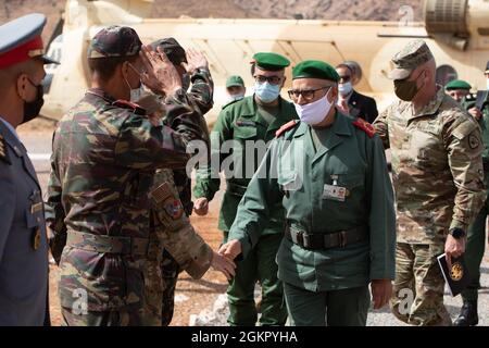 Oberstleutnant der US-Luftwaffe Carissa Christensen, Vizekommandant für humanitäre Hilfe, begrüßt den marokkanischen Gen. Belkhir El Farouk, den Kommandanten der Royal Moroccan Armed Forces Southern Zone, während eines wichtigen Führungseinanders im Rahmen des African Lion 2021, 16. Juni 2021, im Militärmedizinischen Chirurgischen Feldkrankenhaus in Tafraoute, Marokko. African Lion 2021 ist die größte, führende, gemeinsame, jährliche Übung des US-Afrikanischen Kommandos, die vom 7-18. Bis 22. Juni von Marokko, Tunesien und Senegal veranstaltet wird. Mehr als 7,000 Teilnehmer aus neun Nationen und der NATO trainieren gemeinsam mit dem Fokus auf die Verbesserung der Bereitschaft für die USA und Partner Stockfoto