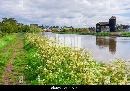 Alte historische, denkmalgeschützte Turmmühle von South Marsh, eine umgesetzte Windmühle, die am Fluss Arun in Arundel, West Sussex, England, in Wohngebiete umgewandelt wurde. Stockfoto