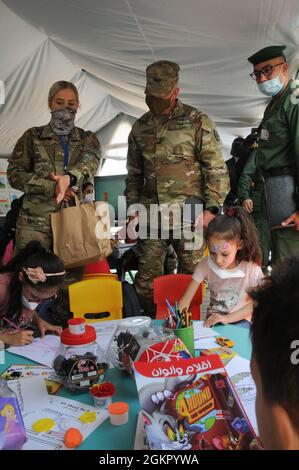 Der marokkanische General Belkhir El Farouk, Kommandeur der Royal Moroccan Armees Southern Zone, der US Army Maj. Michael Turley, Adjutant General Utah National Guard, erfahren mehr über die humanitäre Zivilhilfe während eines Schlüsselanführers-Engagements als Teil des African Lion 2021 16. Juni 2021, Im Militärmedizinischen Chirurgischen Feldkrankenhaus in Tafraoute, Marokko. African Lion 2021 ist die größte, führende, gemeinsame, jährliche Übung des US-Afrikanischen Kommandos, die vom 7-18. Bis 22. Juni von Marokko, Tunesien und Senegal veranstaltet wird. Mehr als 7,000 Teilnehmer aus neun Nationen und der NATO trainieren gemeinsam mit dem Fokus auf die Verbesserung des Readins Stockfoto