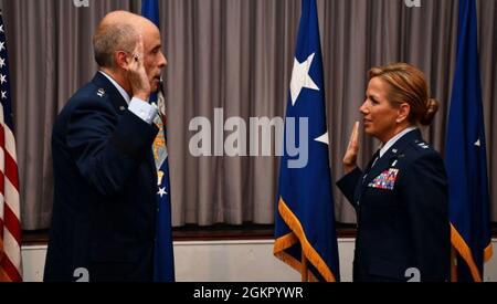 General Lt. General Surgeon Der Luftwaffe (Dr.) Robert Miller verwaltet den Amtseid an die Luftwaffenmajor Shanna Woyak während einer Beförderungszeremonie auf der Joint Base Anacostia-Bolling in Washington, D.C., im Juni 16. Woyak wird in den kommenden Wochen der erste Direktor der Small Market and Stand Alone Military Treatment Facility Organization (SSO) der Defense Health Agency werden. Stockfoto