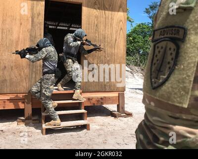 210616-N-FB085-006 TIMEHRI, Guyana (16. Juni 2021) Mitglieder der Spezialeinsatztruppe der Dominikanischen Republik üben während der Tradewinds, 16. Juni 2021, die Assistenzbrigade der 54. Sicherheitskräfte, Florida National Guard, beaufsichtigt. Tradewinds 2021 ist eine vom U.S. Southern Command geförderte, auf Sicherheit ausgerichtete karibische Übung im Bereich Boden, Luft, Meer und Internet, die mit Partnerländern zusammenarbeitet, um gemeinsame, kombinierte und interbehördliche Schulungen durchzuführen, die sich auf die Verbesserung der regionalen Zusammenarbeit und Stabilität konzentrieren. Stockfoto