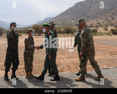 Oberstleutnant der US-Luftwaffe Carissa Christensen, Vizekommandant für humanitäre Hilfe, begrüßt den marokkanischen Gen. Belkhir El Farouk, den Kommandanten der Royal Moroccan Armed Forces Southern Zone, während eines wichtigen Führungseinanders im Rahmen des African Lion 2021, 16. Juni 2021, im Militärmedizinischen Chirurgischen Feldkrankenhaus in Tafraoute, Marokko. African Lion 2021 ist die größte, führende, gemeinsame, jährliche Übung des US-Afrikanischen Kommandos, die vom 7-18. Bis 22. Juni von Marokko, Tunesien und Senegal veranstaltet wird. Mehr als 7,000 Teilnehmer aus neun Nationen und der NATO trainieren gemeinsam mit dem Fokus auf die Verbesserung der Bereitschaft für die USA und Partner Stockfoto