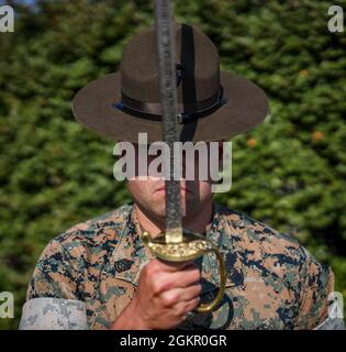 Gunnery Sgt. Anton Arifanj, ein leitender Bohrlehrer bei Echo Company, 2. Rekrut Training Bataillon, posiert für ein Bild an Bord des Marine Corps Recruit Depot Parris Island, S.C., 14. Juni 2021. Stockfoto