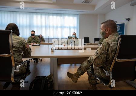 Delegierte aus Kroatien und dem Kosovo treffen sich mit US-Delegierten, darunter Brig. Gen. Steven Kremer, stellvertretender Generaladjutant für die Bereitschaft der Nationalgarde von Iowa, und Maj. Gen. Johanna Clyborne, stellvertretende Generaladjutant der Nationalgarde von Minnesota, am 16. Juni 2021 im Verteidigungsministerium in Zagreb, Kroatien. Die Delegierten erörterten die Bedeutung der Cyber-Verteidigung im Zusammenhang mit der gemeinsamen Cyber-Trainingsmaßnahme im Mittleren Westen Kroatiens Kosovo Übung Adriatic Thunder, die an der Dr. Franjo Tuđman Kroatischen Militärakademie stattfand. Stockfoto