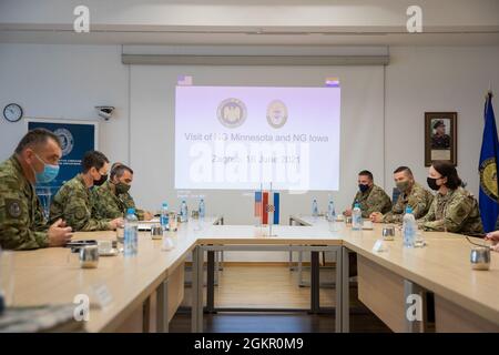 Delegierte aus Kroatien und dem Kosovo treffen sich mit US-Delegierten, darunter Brig. Gen. Steven Kremer, stellvertretender Generaladjutant für die Bereitschaft der Nationalgarde von Iowa, und Maj. Gen. Johanna Clyborne, stellvertretende Generaladjutant der Nationalgarde von Minnesota, am 16. Juni 2021 im Verteidigungsministerium in Zagreb, Kroatien. Die Delegierten erörterten die Bedeutung der Cyber-Verteidigung im Zusammenhang mit der gemeinsamen Cyber-Trainingsveranstaltung im Mittleren Westen Kroatiens Kosovo Exercise Adriatic Thunder, die an der Kroatischen Militärakademie von Dr. Franjo Tuđman durchgeführt wurde. Stockfoto