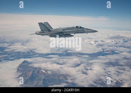 Ein Royal Canadian Air Force CF-18 Hornet Kampfjet führt einen Trainingsflug über Ellesmere Island im Rahmen der Übung Amalgam Dart, 16. Juni 2021 durch. Foto: Corporal Duchesne-Beaulieu, 3 Wing Imaging Stockfoto