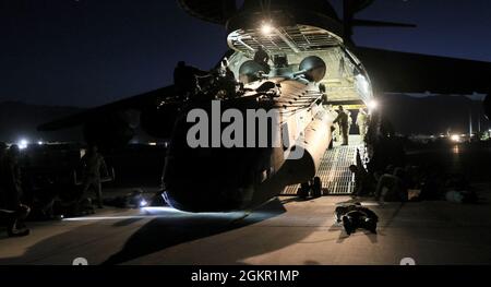 Antennenporteure arbeiten mit Betreuern zusammen, um einen CH-47 Chinook in einen C-17 Globemaster III zu laden, um die rückwirkende Mission Resolute Support in Afghanistan zu unterstützen, 16. Juni 2021. Stockfoto