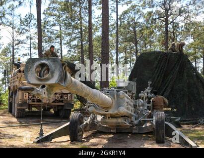 Soldaten mit dem 1. Bataillon der Ohio Army National Guard, dem 134. Field Artillery Regiment und dem 37. Infantry Brigade Combat Team schaffen neue Deckungen und Verheimlichungen für ihre M777 Haubitze am 16. Juni 2021 im Joint Readiness Training Center in Fort Polk, La. Diese monthlong Rotation bei JRTC trainierte mehrere Nationalgardenstaaten, Um Ohio, zusammen mit einem Kontingent der ungarischen Streitkräfte, für die Durchführung von groß angelegten Kampfhandlungen auf dem Schlachtfeld einzubeziehen. Stockfoto