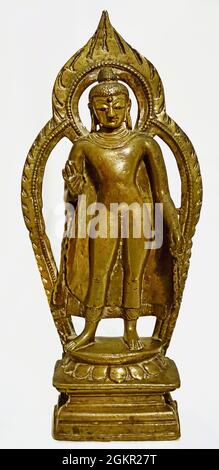 Buddha | der Bodhisattva Maitreya, anonym, anonym, 800 - 1000 Messing, 23.0cm × 5.0cm Jammu Kashmir ( Gautama Buddha steht auf Lotus Kissen; kleiner Flammenhalo um den Kopf und ein großer um den Körper. ) Indien, Kaschmir, Stockfoto