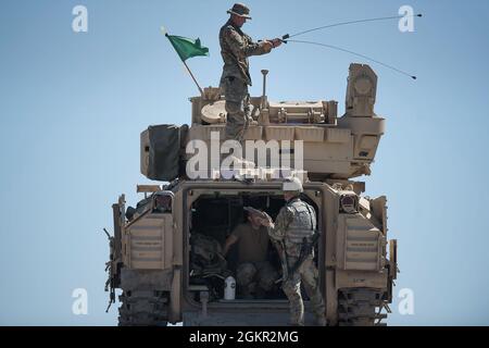 Vorbereitung auf Schießerei mit den Bradley Kampffahrzeugen der Einheit beginnen die Ingenieurteams am Morgen, sich auf die Qualifikation der Schießerei vorzubereiten. Das 116. Brigade-Ingenieur-Bataillon, das das jährliche Training mit der Nationalgarde der Idaho-Armee im Orchard Combat Training Center fortsetzte, kam Mitte Juni ins Feld und machte mehrere Schlüsselübungen, um ihre Einheiten- und Missionsfähigkeiten zu verbessern. Das 116th Brigade Engineer Bataillon ermöglicht dem 116th Cavalry Brigade Combat Team mit Ingenieur-, Militär- und Kommunikationsmitteln. Die Einheit hat ihren Hauptsitz in Twin Falls, Idaho, und verfügt über Ingenieureinheiten Stockfoto