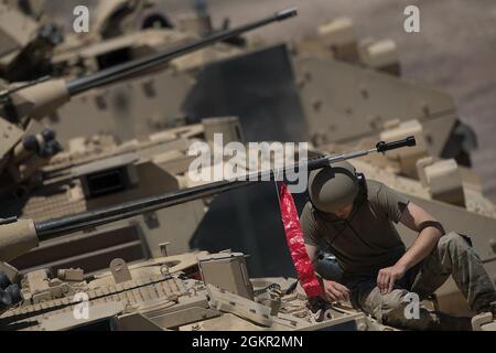 Vorbereitung auf Schießerei mit den Bradley Kampffahrzeugen der Einheit beginnen die Ingenieurteams am Morgen, sich auf die Qualifikation der Schießerei vorzubereiten. Das 116. Brigade-Ingenieur-Bataillon, das das jährliche Training mit der Nationalgarde der Idaho-Armee im Orchard Combat Training Center fortsetzte, kam Mitte Juni ins Feld und machte mehrere Schlüsselübungen, um ihre Einheiten- und Missionsfähigkeiten zu verbessern. Das 116th Brigade Engineer Bataillon ermöglicht dem 116th Cavalry Brigade Combat Team mit Ingenieur-, Militär- und Kommunikationsmitteln. Die Einheit hat ihren Hauptsitz in Twin Falls, Idaho, und verfügt über Ingenieureinheiten Stockfoto