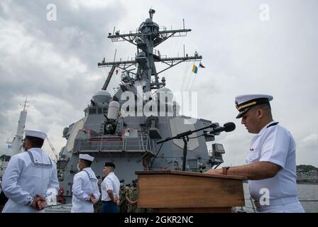 YOKOSUKA, Japan (17. Juni 2021) – LT. j.g. Akshay Jakatdar, der dem Rechtsbüro der Region Western Pacific angeschlossen ist, spricht als Zeremonienmeister während einer Einbürgerungszeremonie an Bord des Aegis-geführten Raketenzerstörers USS Milius (DDG 69) der Arleigh Burke-Klasse, der bei Commander, Fleet Activities Yokosuka (CFAY) stationiert ist. Zwei Matrosen, Gasturbinen-Systemtechniker mechanisch 3. Klasse Patrick Luis Mendoza Abad, ein gebürtiger Philippiner, der an die USS Chancellorsville (CG 62) angeschlossen ist, Feuerwehrmann Carl Jefferson Robles Dela Cruz, ein gebürtiger Philippiner, der an die USS Milius angeschlossen ist, und ein Soldat, S Stockfoto