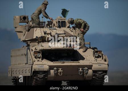 Vorbereitung auf Schießerei mit den Bradley Kampffahrzeugen der Einheit beginnen die Ingenieurteams am Morgen, sich auf die Qualifikation der Schießerei vorzubereiten. Das 116. Brigade-Ingenieur-Bataillon, das das jährliche Training mit der Nationalgarde der Idaho-Armee im Orchard Combat Training Center fortsetzte, kam Mitte Juni ins Feld und machte mehrere Schlüsselübungen, um ihre Einheiten- und Missionsfähigkeiten zu verbessern. Das 116th Brigade Engineer Bataillon ermöglicht dem 116th Cavalry Brigade Combat Team mit Ingenieur-, Militär- und Kommunikationsmitteln. Die Einheit hat ihren Hauptsitz in Twin Falls, Idaho, und verfügt über Ingenieureinheiten Stockfoto