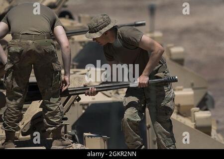 Vorbereitung auf Schießerei mit den Bradley Kampffahrzeugen der Einheit beginnen die Ingenieurteams am Morgen, sich auf die Qualifikation der Schießerei vorzubereiten. Das 116. Brigade-Ingenieur-Bataillon, das das jährliche Training mit der Nationalgarde der Idaho-Armee im Orchard Combat Training Center fortsetzte, kam Mitte Juni ins Feld und machte mehrere Schlüsselübungen, um ihre Einheiten- und Missionsfähigkeiten zu verbessern. Das 116th Brigade Engineer Bataillon ermöglicht dem 116th Cavalry Brigade Combat Team mit Ingenieur-, Militär- und Kommunikationsmitteln. Die Einheit hat ihren Hauptsitz in Twin Falls, Idaho, und verfügt über Ingenieureinheiten Stockfoto