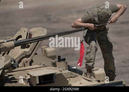 Vorbereitung auf Schießerei mit den Bradley Kampffahrzeugen der Einheit beginnen die Ingenieurteams am Morgen, sich auf die Qualifikation der Schießerei vorzubereiten. Das 116. Brigade-Ingenieur-Bataillon, das das jährliche Training mit der Nationalgarde der Idaho-Armee im Orchard Combat Training Center fortsetzte, kam Mitte Juni ins Feld und machte mehrere Schlüsselübungen, um ihre Einheiten- und Missionsfähigkeiten zu verbessern. Das 116th Brigade Engineer Bataillon ermöglicht dem 116th Cavalry Brigade Combat Team mit Ingenieur-, Militär- und Kommunikationsmitteln. Die Einheit hat ihren Hauptsitz in Twin Falls, Idaho, und verfügt über Ingenieureinheiten Stockfoto