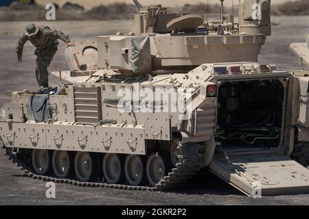 Vorbereitung auf Schießerei mit den Bradley Kampffahrzeugen der Einheit beginnen die Ingenieurteams am Morgen, sich auf die Qualifikation der Schießerei vorzubereiten. Das 116. Brigade-Ingenieur-Bataillon, das das jährliche Training mit der Nationalgarde der Idaho-Armee im Orchard Combat Training Center fortsetzte, kam Mitte Juni ins Feld und machte mehrere Schlüsselübungen, um ihre Einheiten- und Missionsfähigkeiten zu verbessern. Das 116th Brigade Engineer Bataillon ermöglicht dem 116th Cavalry Brigade Combat Team mit Ingenieur-, Militär- und Kommunikationsmitteln. Die Einheit hat ihren Hauptsitz in Twin Falls, Idaho, und verfügt über Ingenieureinheiten Stockfoto