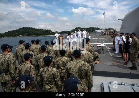 YOKOSUKA, Japan (17. Juni 2021) – zwei Matrosen, Gasturbinen-Systemtechniker mechanisch 3. Klasse Patrick Luis Mendoza Abad, ein gebürtiger Philippiner, der an die USS Chancellorsville (CG 62) angeschlossen ist, und Feuerwehrmann Carl Jefferson Robles Dela Cruz, ein gebürtiger Philippiner, der an die USS Milius angeschlossen ist (DDG 69), Und ein Soldat, SPC. Rigoberto Montoya Arcega, ein gebürtiger Mexikaner, der im Camp Zama der Medical Department Activity Japan beigetreten ist, rezitiere den Schwur der Allegiance während einer Einbürgerungszeremonie an Bord des Aegis-Lenkungsjägerzerstörers USS Milius (DDG 69) der Arleigh Burke-Klasse, während Milius-Matrosen und beobachten Stockfoto