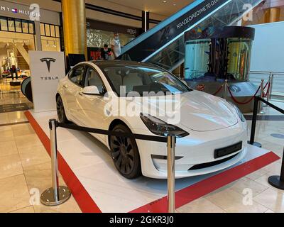 Metallisch-weißes Tesla Model 3 in der Goldenen Halle von Athen. Produziert vom amerikanischen Automobilhersteller Tesla, Hauptaktionär Elon Musk . Stockfoto