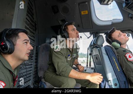 Die C-17 J Globemaster III-Piloten der US Air Force, die dem 517. Airlift Squadron zugewiesen wurden, führen vor dem Flug Inspektionen durch, bevor sie am 17. Juni 2021 auf die Start- und Landebahn gefahren werden. Es wird erwartet, dass rund 1,500 Service-Mitglieder während dieser Übung mehr als 100 Flugzeuge von mehr als 100 Einheiten fliegen, warten und unterstützen werden. Stockfoto