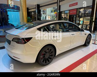 Metallisch-weißes Tesla Model 3 in der Goldenen Halle von Athen. Produziert vom amerikanischen Automobilhersteller Tesla, Hauptaktionär Elon Musk . Stockfoto