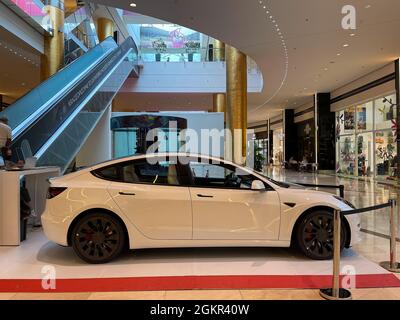 Metallisch-weißes Tesla Model 3 in der Goldenen Halle von Athen. Produziert vom amerikanischen Automobilhersteller Tesla, Hauptaktionär Elon Musk . Stockfoto