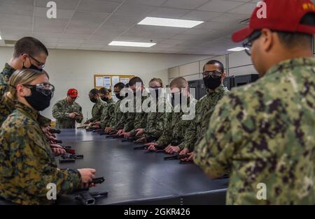 GREAT LAKES, Ill. (17. Juni 2021) – Kandidaten für die Ausbildung von Marineoffizieren (NROTC) bei der Indoktrination von Neuschüler (NSI) erhalten in einem Qualifikationskurs zur 9-mm-Pistole M9 Beretta am 17. Juni Anweisungen von Torpedoman’s Mate, Jeremiah Weets der 1. Klasse, rechts. Nach Abschluss des NSI beginnen die Kandidaten im Herbst an Hochschulen und Universitäten bundesweit ihr Neubeginnjahr des NROTC-Programms. NSI ist ein dreiwöchiges Indoktrinationsprogramm, das beim Recruit Training Command (RTC) veranstaltet wird und Midshipmen eine gemeinsame militärische Ausbildungsorientierung bietet. NSI bietet grundlegende Schulungen zu Stockfoto