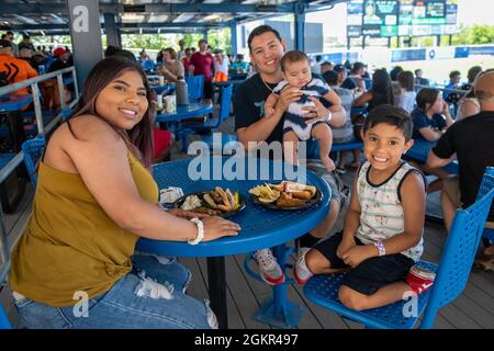 Der Mate 3rd Class Devyn Leonardo von US Navy Aviation Boatswain aus Ontario, Kalifornien, sitzt mit seiner Familie während eines Baseballspiels der Norfolk Tides im Harbor Park, für eine von Moral, Welfare und Recreation gesponserte Veranstaltung, in Norfolk, Virginia, am 17. Juni 2021. Die John C. Stennis befindet sich in Newport News Shipyard und arbeitet mit NNS, NAVSEA und Auftragnehmern zusammen, die Betankung und komplexe Überholung durchführen, als Teil der Mission, das Kriegsschiff wieder in den Kampf zu bringen, pünktlich und im Rahmen des Budgets, um seine Pflicht zur Verteidigung der Vereinigten Staaten wieder aufzunehmen. Stockfoto