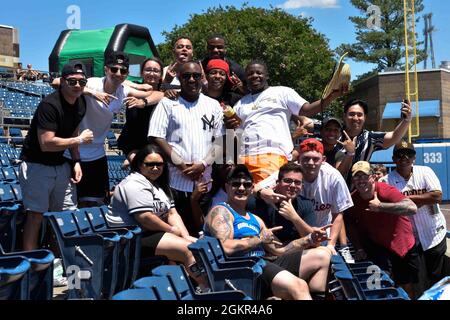 Seeleute und Familie der US-Marine posieren während eines Baseballspiels der Norfolk Tides im Harbor Park für ein Foto, für eine von Moral, Welfare and Recreation gesponserte Veranstaltung, in Norfolk, Virginia, 17. Juni 2021. Die John C. Stennis (CVN 74) arbeitet in der Newport News Shipyard zusammen mit NNS, NAVSEA und Auftragnehmern, die Betankung und komplexe Überholung durchführen, als Teil der Mission, das Kriegsschiff im Kampf wieder rechtzeitig und im Rahmen des Budgets abzuliefern, um seine Pflicht zur Verteidigung der Vereinigten Staaten wieder aufzunehmen. Stockfoto