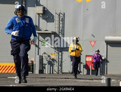 ATLANTISCHER OZEAN (17. JUNI 2021) Seeleute der Luftbehörde laufen während eines Crash- und Bergungsbohrens auf dem Flugdeck der Expeditionary Sea Base USS Hershel „Woody“ Williams (ESB 4) im Atlantik am 17. Juni 2021 zu ihren Feuerwehrstationen. Hershel „Woody“ Williams ist im geplanten Einsatzgebiet der Sechsten Flotte der USA zur Unterstützung der nationalen Interessen und der Sicherheit der USA in Europa und Afrika im Einsatz. Stockfoto