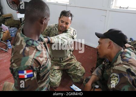 Mitarbeiter des US-Militärsoldaten-Teams Julio Llanga, ein Kampfmediziner der 2-54.Sicherheitskräfte-Unterstützungsbrigade (SFAB), beauftragt Mitglieder der Spezialeinheiten der Dominikanischen Republik während der Tradewinds 2021, Camp Stephenson, Guyana, im Juni 17, mit medizinischen Notfallmaßnahmen. Die SFAB schloss sich Soldaten der 7. Spezialeinheiten-Gruppe an, als sie eine manuelle medizinische Ausbildung für die Spezialeinheiten der Dominikanischen Republik und die Truppen der Guyana Defence Force (GDF) durchführten. Tradewinds 2021 ist eine vom US Southern Command gesponserte, auf Sicherheit ausgerichtete karibische Übung in den Bereichen Boden, Luft, Meer und Internet, die mit Partnernation zusammenarbeitet Stockfoto