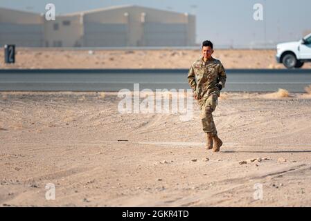 Personal Sgt. John Atlas, 386. Expeditionary Civil Engineer Squadron Electrical Power Production Day-Shift Lead, wird vor einem Zertifizierungstest auf der Ali Al Salem Air Base, Kuwait, 16. Juni 2021 zu einem mobilen Luftarretierungssystem (MAAS). Die MAAS ist ein System, das das Anhalten von Flugzeugen unterstützt, wenn die Landedistanz nicht ausreicht oder wenn eine Störung des Bremssystems oder des Richtungssystems vorliegt. Stockfoto