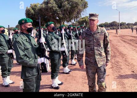 Armeegeneral Daniel Hokanson, Leiter des nationalen Gardebüros, im Trainingsgebiet von Camp Tifnit, Marokko, 17. Juni 2021. Dieses Bild wurde mit einem Mobilfunkgerät aufgenommen. Stockfoto