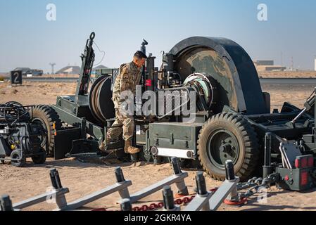 Personal Sgt. John Atlas, 386. Expeditionary Civil Engineer Squadron Electrical Power Production Day-Shift Lead, bereitet ein mobiles Luftfahrtingenieur-System (MAAS) für einen Zertifizierungstest auf der Ali Al Salem Air Base, Kuwait, 16. Juni 2021 vor. Die MAAS ist ein System, das das Anhalten von Flugzeugen unterstützt, wenn die Landedistanz nicht ausreicht oder wenn eine Störung des Bremssystems oder des Richtungssystems vorliegt. Stockfoto