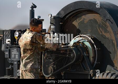 Personal Sgt. John Atlas, 386. Expeditionary Civil Engineer Squadron Electrical Power Production Day-Shift Lead, bereitet ein mobiles Luftfahrtingenieur-System (MAAS) für einen Zertifizierungstest auf der Ali Al Salem Air Base, Kuwait, 16. Juni 2021 vor. Die MAAS ist ein System, das das Anhalten von Flugzeugen unterstützt, wenn die Landedistanz nicht ausreicht oder wenn eine Störung des Bremssystems oder des Richtungssystems vorliegt. Stockfoto