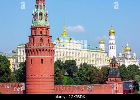 MOSKAU, RUSSLAND - 10. AUGUST 2021: Der große Kreml-Palast oder die offizielle Residenz des Präsidenten der Russischen Föderation im Sommer gegen die Stockfoto