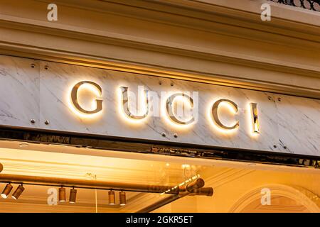 MOSKAU, RUSSLAND - 10. AUGUST 2021: Logo des Gucci-Einzelhandels auf dem Schaufenster im Einkaufszentrum. Stockfoto