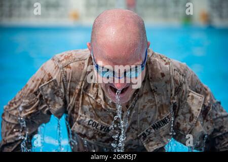 US Marine Corps Staff Sgt. Joseph Colvin, der nicht beauftragte Offizier des Lagerpersonals, verantwortlich für die Munitions Company, das 3d Supply Bataillon, das Combat Logistics Regiment 35, die 3d Marine Logistics Group, die III Marine Expeditionary Force, führt während des Kurses Water Survival Advanced (WSA) auf der Marine Corps Air Station Futenma, Okinawa, Japan, 17. Juni 2021 Liegestütze durch. Die WSA ist die höchste Schwimmqualifikation, die Marineinfanteristen und Segler erhalten können, bevor sie sich auf die nächste Staffel der Ausbildung zum Marine Corps Instructor of Water Survival begibt. Der einwöchige Kurs beginnt mit einem Vorscreening zum Überleben des Wassers, Stockfoto