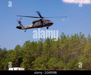 Das Aeromedical Research Laboratory der US-Armee führte medizinische Freisprechgeräte-Tests für Unified Broadcast (MEDHUB) zur Lufttüchtigkeit und aeromedizinischen Zertifizierung an den Hubschraubern UH-60L und HH-60M Black Hawk durch. Diese Tests, die entscheidend für die Sicherstellung der Demonstrationsbereitschaft des Systems beim Projekt Convergence 21 (PC21) sind, waren eine Multi-Organisation-Aktion zwischen PEO Aviation, der U.S. Army Medical Materials Development Activity, der School of Army Aviation Medicine, Sierra Nevada Corp und USAARL. US A Stockfoto